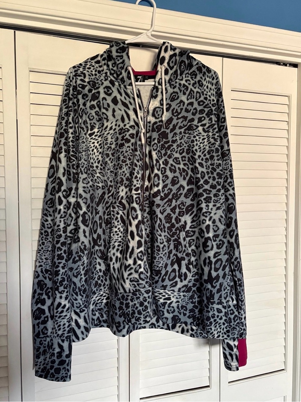 7 Degrees Gray, Black & pink Leopard Zip Hoodie. EUC